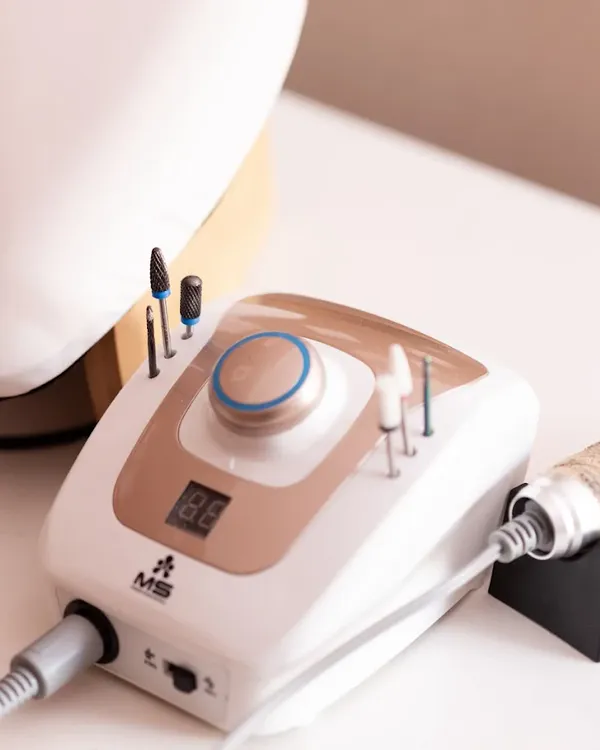 Equipamento profissional de manicure do IC Studio: lixa elétrica com brocas e candeeiro de secagem